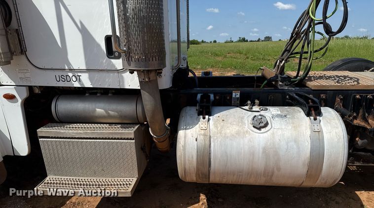 image for item EJ8780 2009 Peterbilt 367 semi truck