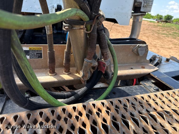 image for item EJ8780 2009 Peterbilt 367 semi truck