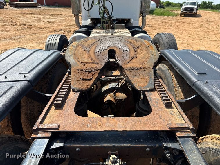 image for item EJ8780 2009 Peterbilt 367 semi truck