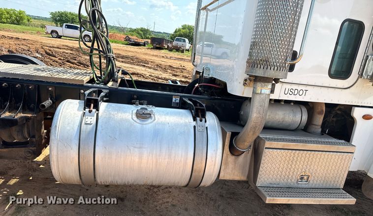 image for item EJ8780 2009 Peterbilt 367 semi truck