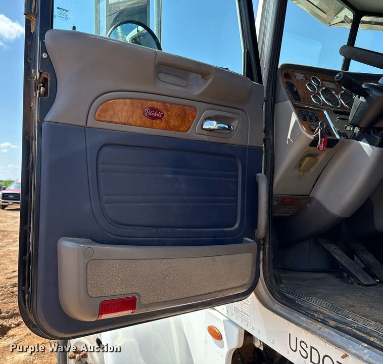 image for item EJ8780 2009 Peterbilt 367 semi truck