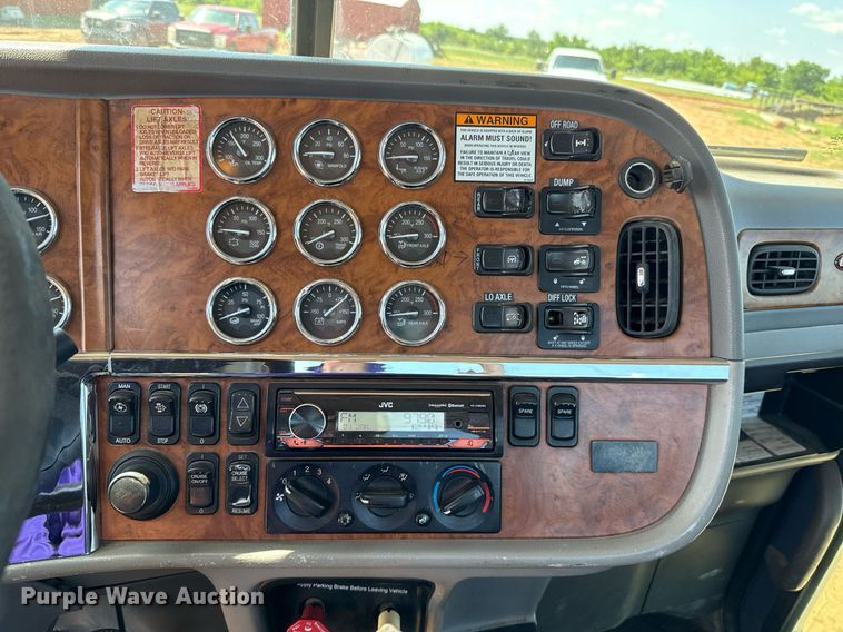 image for item EJ8780 2009 Peterbilt 367 semi truck