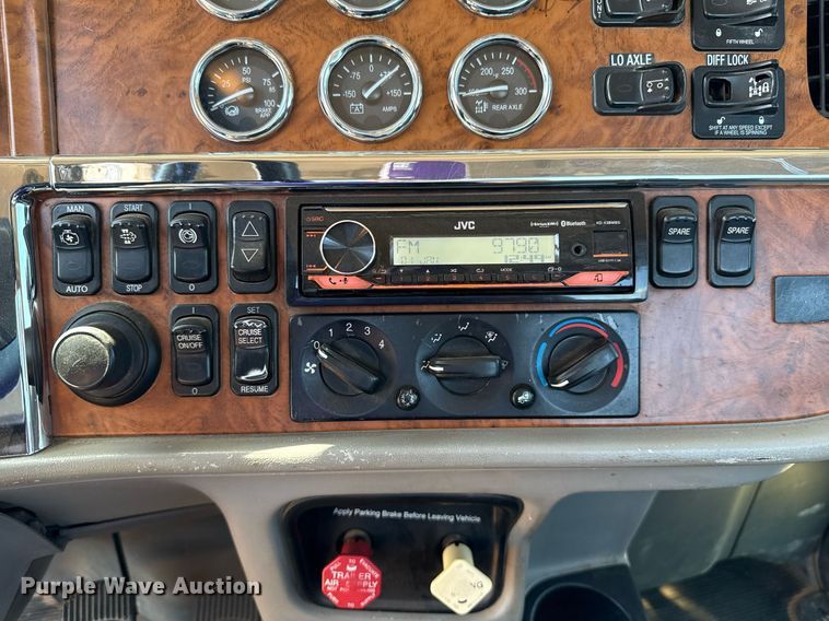 image for item EJ8780 2009 Peterbilt 367 semi truck