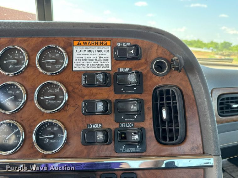 image for item EJ8780 2009 Peterbilt 367 semi truck