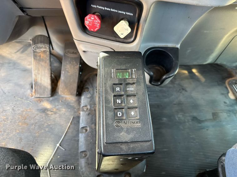 image for item EJ8780 2009 Peterbilt 367 semi truck