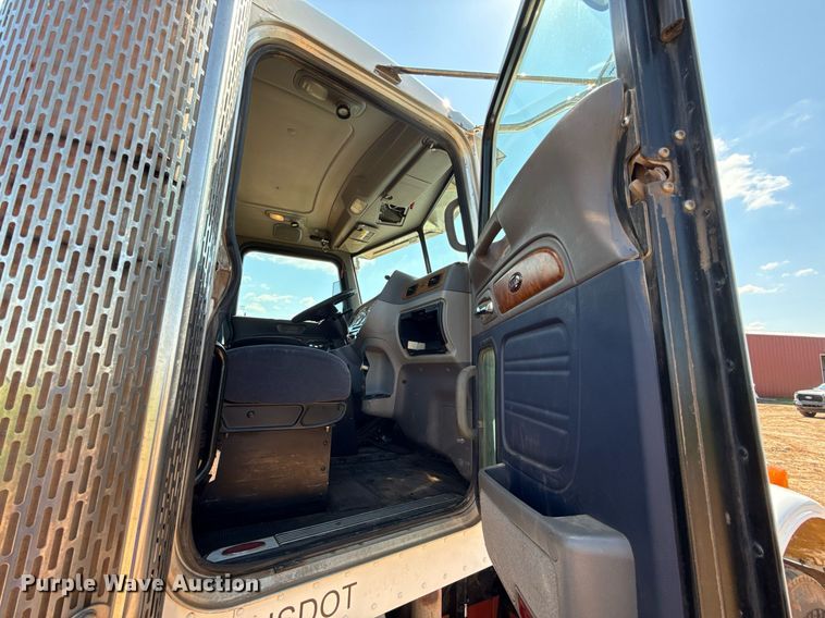 image for item EJ8780 2009 Peterbilt 367 semi truck