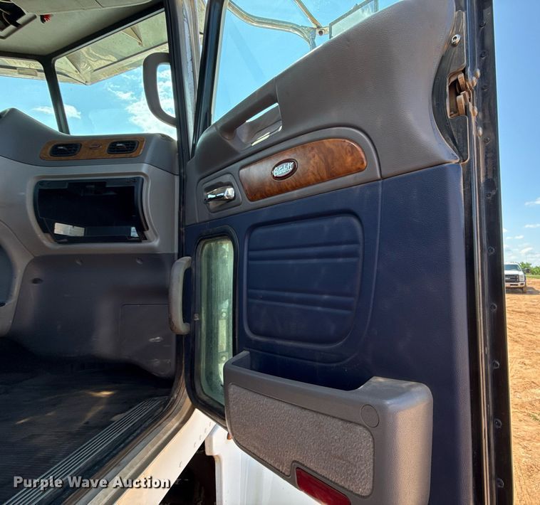 image for item EJ8780 2009 Peterbilt 367 semi truck