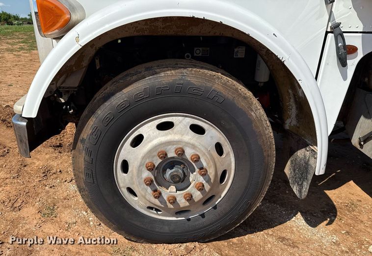 image for item EJ8780 2009 Peterbilt 367 semi truck