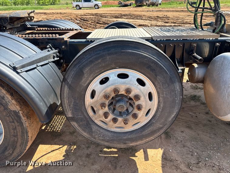 image for item EJ8780 2009 Peterbilt 367 semi truck