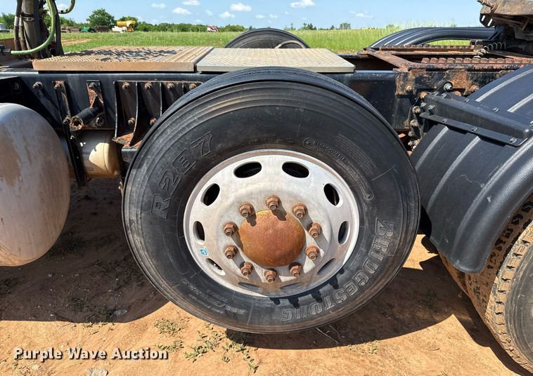 image for item EJ8780 2009 Peterbilt 367 semi truck