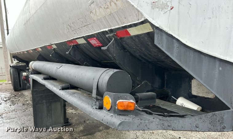 image for item EK8073 1972 Fruehauf tank trailer