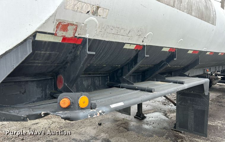 image for item EK8073 1972 Fruehauf tank trailer