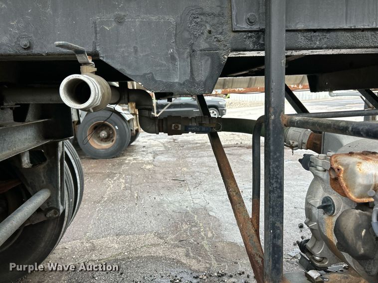 image for item EK8073 1972 Fruehauf tank trailer