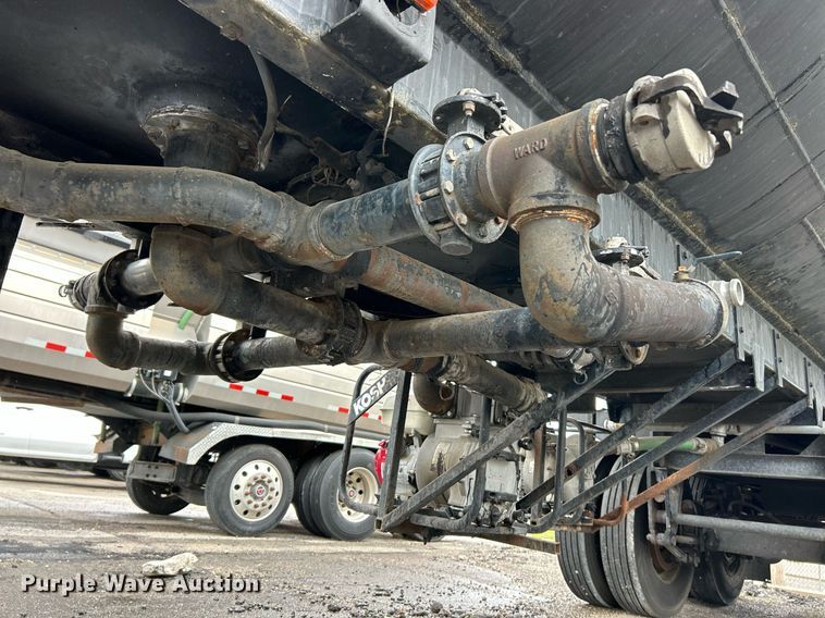 image for item EK8073 1972 Fruehauf tank trailer