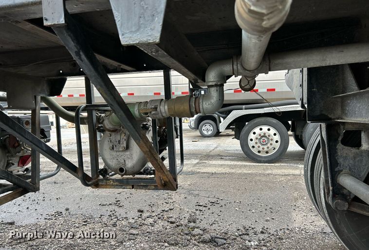 image for item EK8073 1972 Fruehauf tank trailer