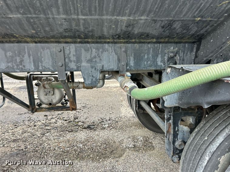 image for item EK8073 1972 Fruehauf tank trailer