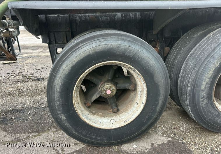 image for item EK8073 1972 Fruehauf tank trailer