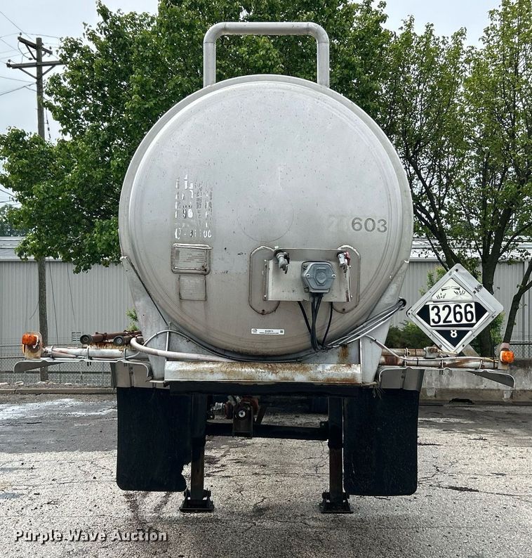 image for item EK8074 1981 Fruehauf tank trailer