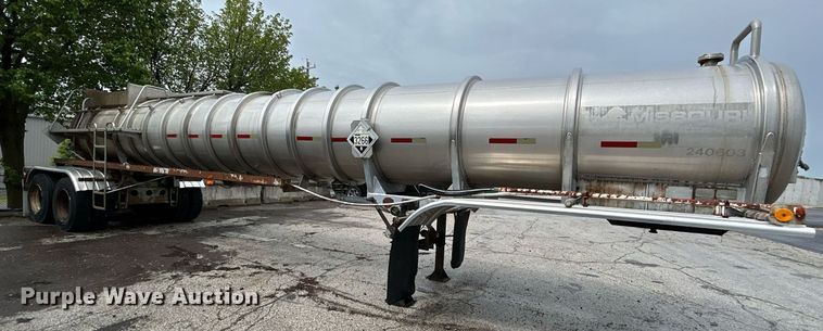 image for item EK8074 1981 Fruehauf tank trailer