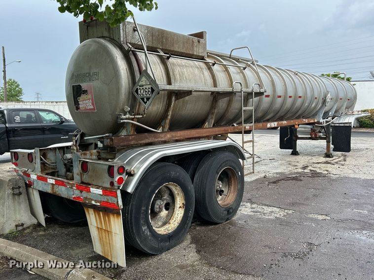 image for item EK8074 1981 Fruehauf tank trailer