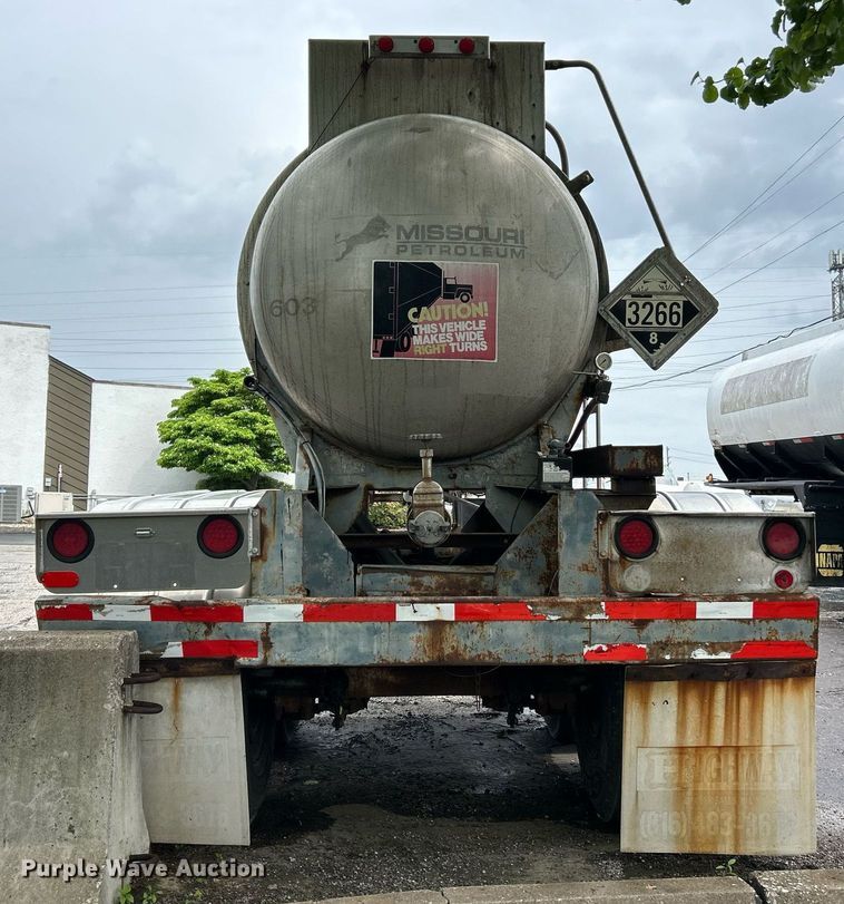 image for item EK8074 1981 Fruehauf tank trailer