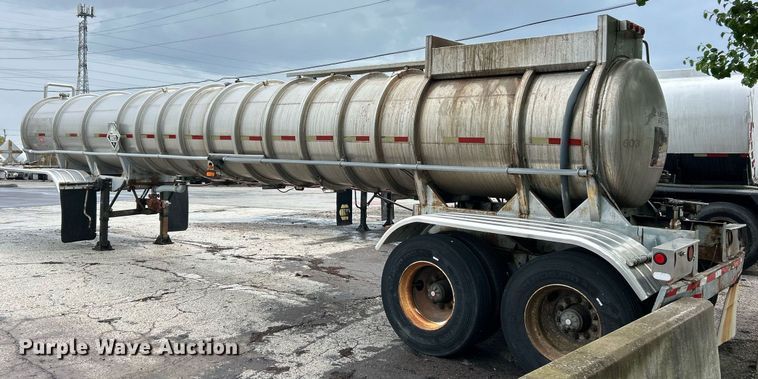 image for item EK8074 1981 Fruehauf tank trailer