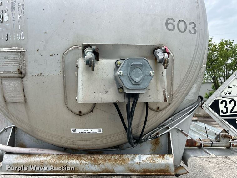 image for item EK8074 1981 Fruehauf tank trailer