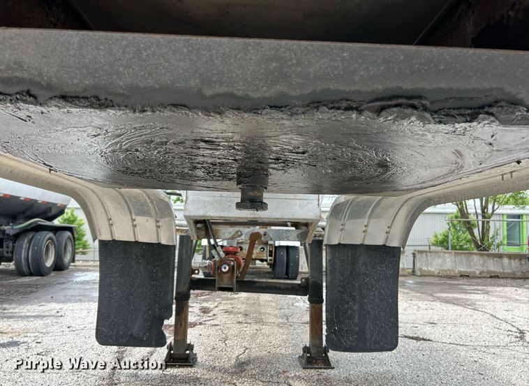 image for item EK8074 1981 Fruehauf tank trailer