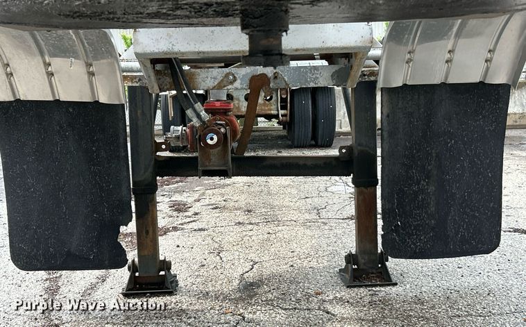 image for item EK8074 1981 Fruehauf tank trailer