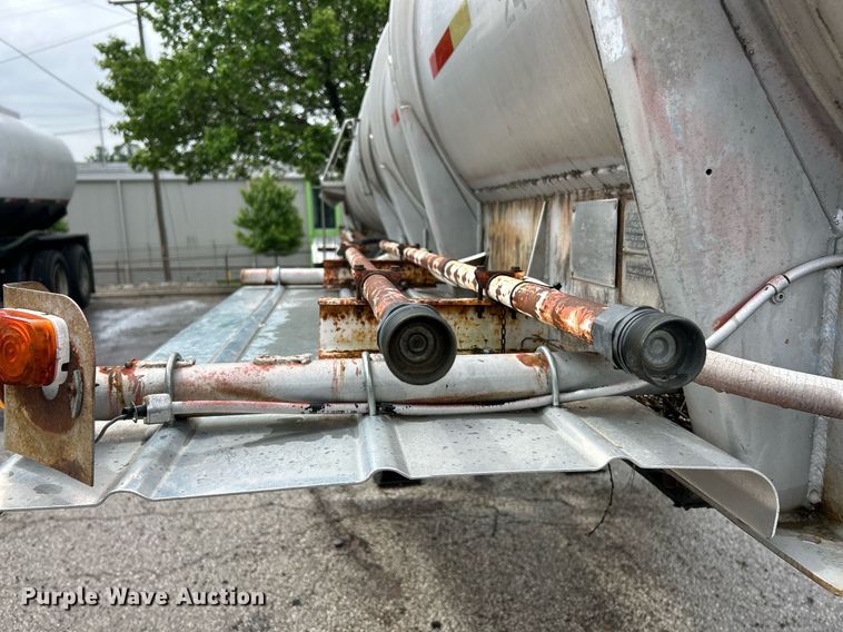 image for item EK8074 1981 Fruehauf tank trailer