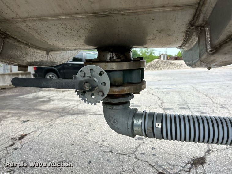 image for item EK8074 1981 Fruehauf tank trailer