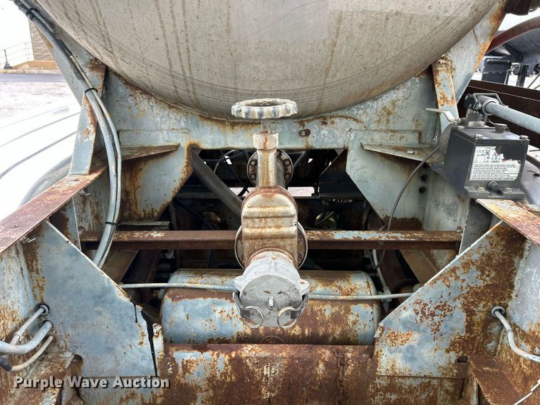 image for item EK8074 1981 Fruehauf tank trailer