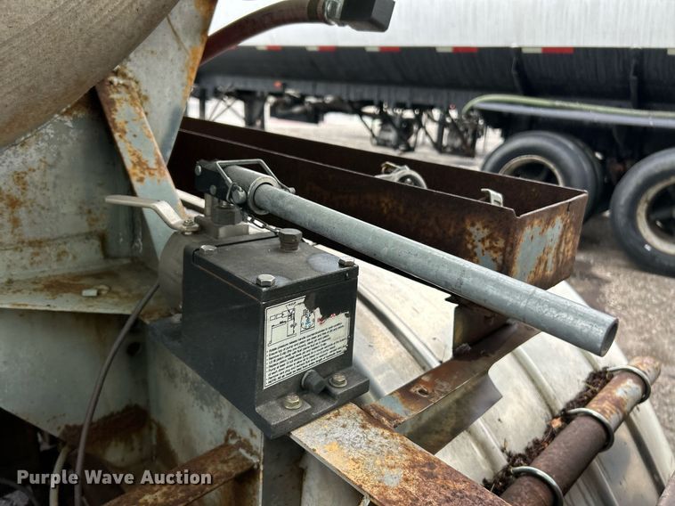 image for item EK8074 1981 Fruehauf tank trailer