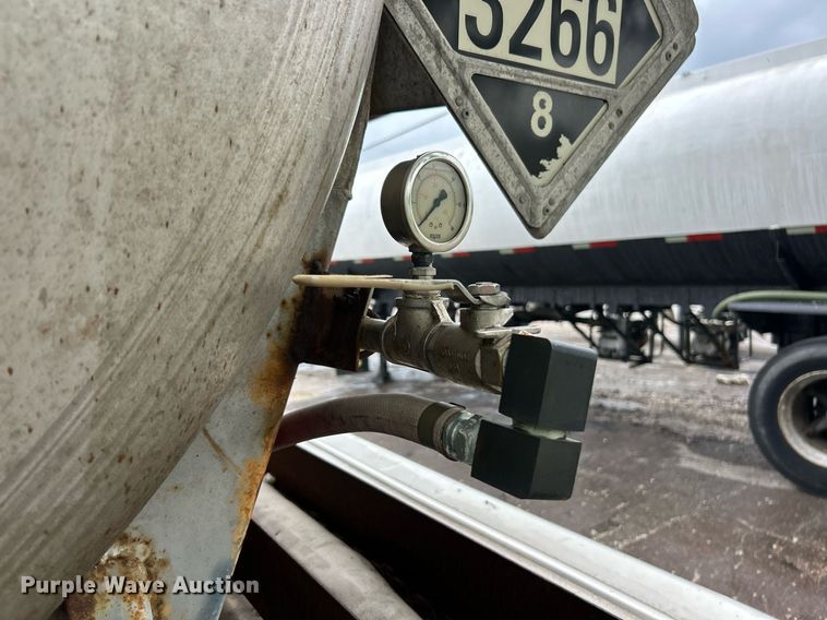 image for item EK8074 1981 Fruehauf tank trailer