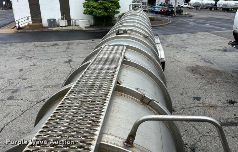 image for item EK8074 1981 Fruehauf tank trailer