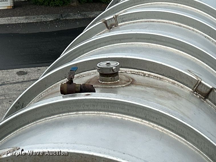 image for item EK8074 1981 Fruehauf tank trailer