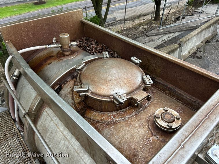 image for item EK8074 1981 Fruehauf tank trailer