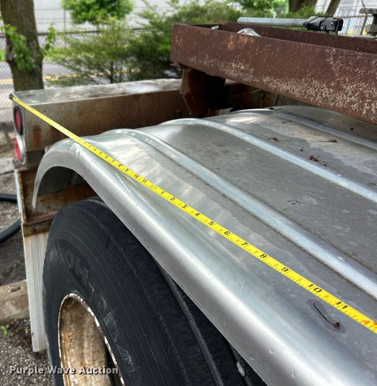 image for item EK8074 1981 Fruehauf tank trailer