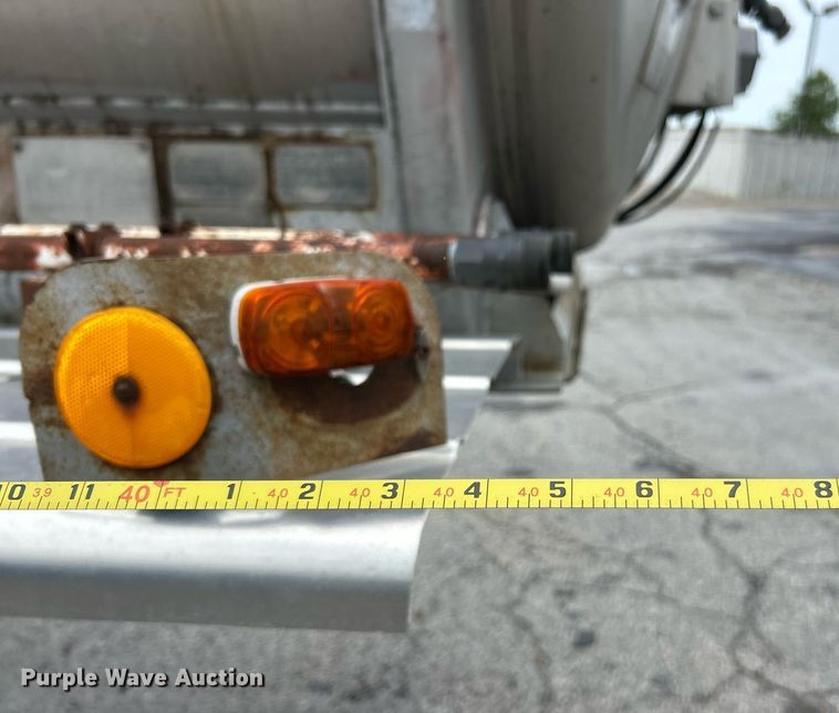 image for item EK8074 1981 Fruehauf tank trailer