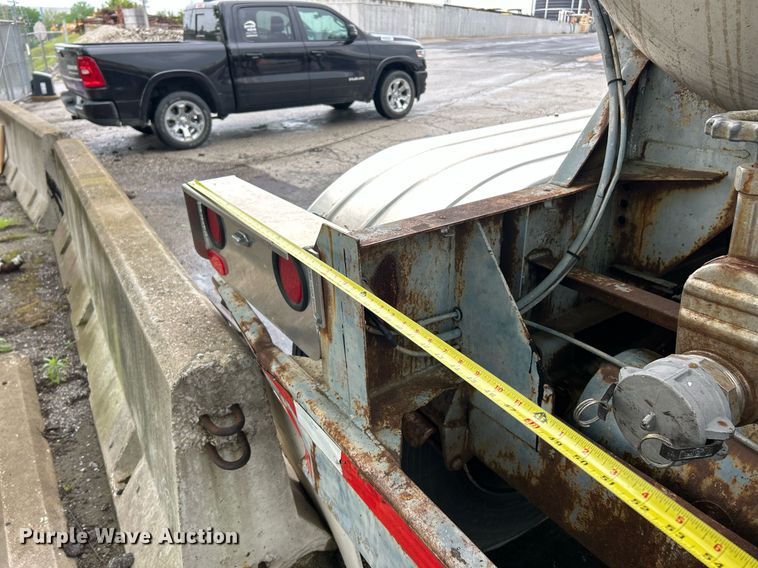 image for item EK8074 1981 Fruehauf tank trailer