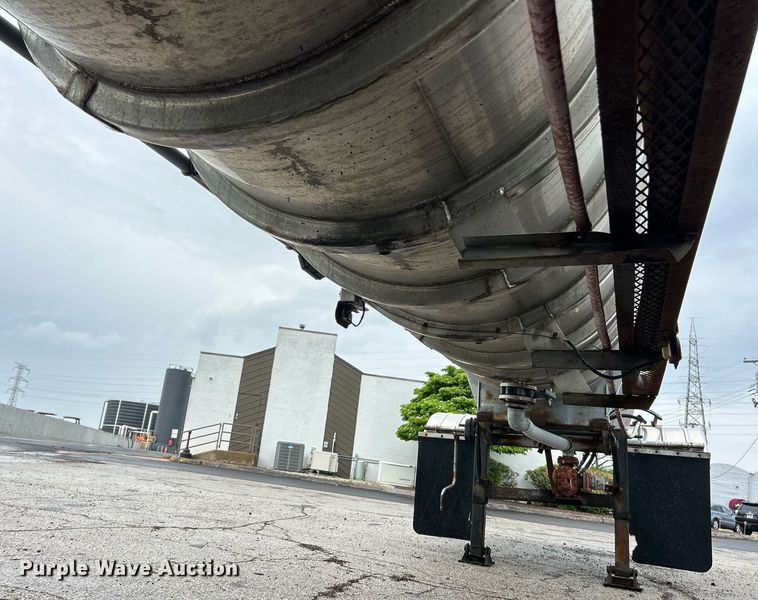 image for item EK8074 1981 Fruehauf tank trailer