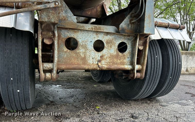 image for item EK8074 1981 Fruehauf tank trailer