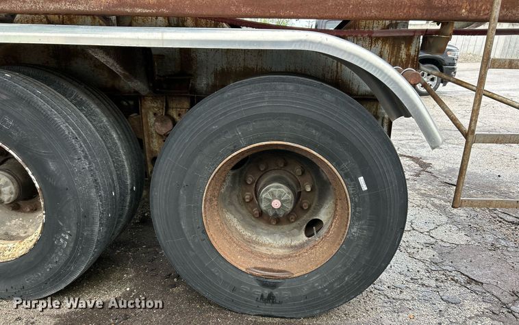 image for item EK8074 1981 Fruehauf tank trailer