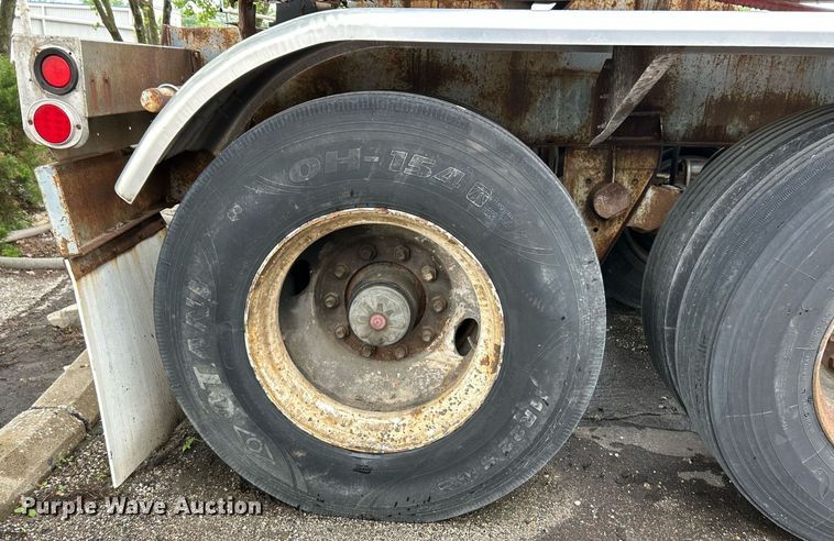 image for item EK8074 1981 Fruehauf tank trailer