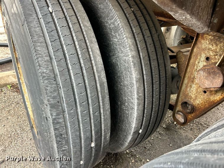 image for item EK8074 1981 Fruehauf tank trailer