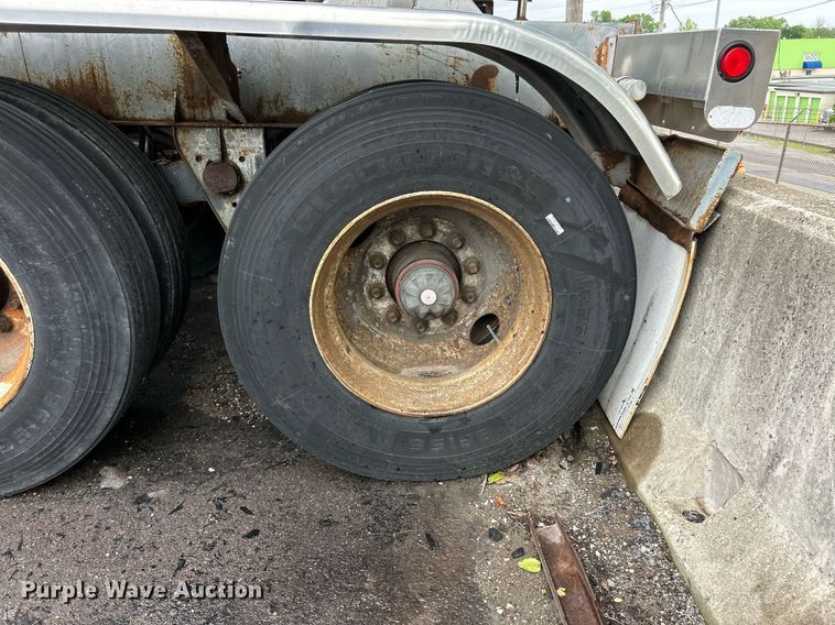 image for item EK8074 1981 Fruehauf tank trailer