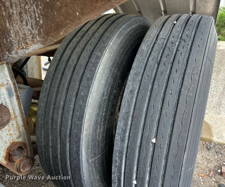 image for item EK8074 1981 Fruehauf tank trailer