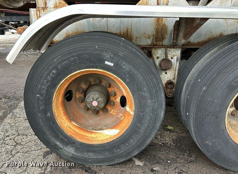 image for item EK8074 1981 Fruehauf tank trailer