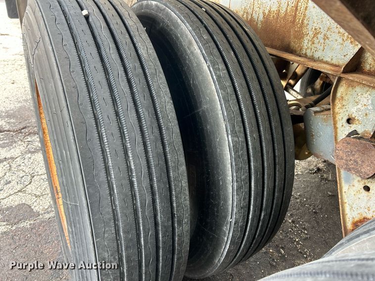 image for item EK8074 1981 Fruehauf tank trailer