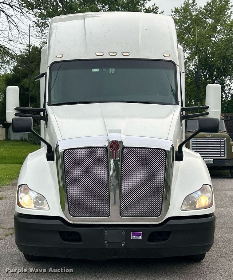 image for item EK8120 2020 Kenworth T680  semi truck